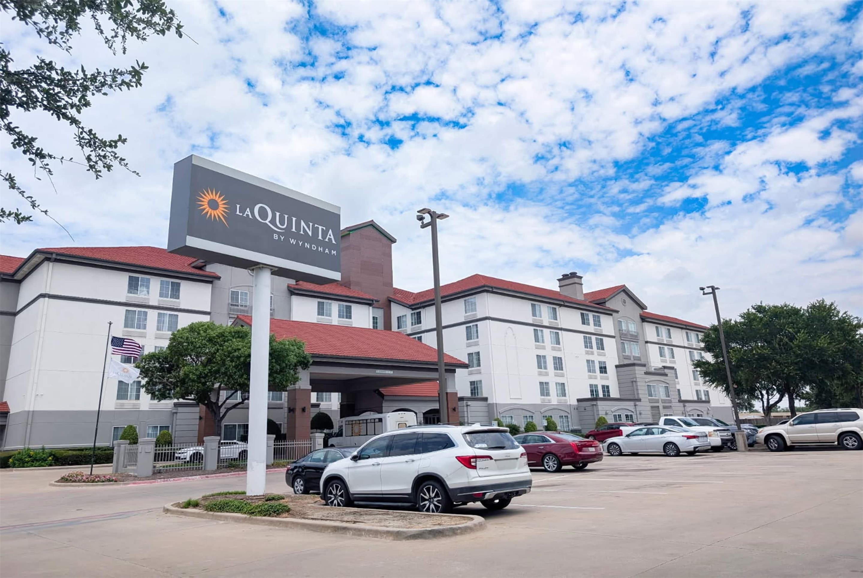 Exterior | La Quinta by Wyndham DFW Airport South / Irving