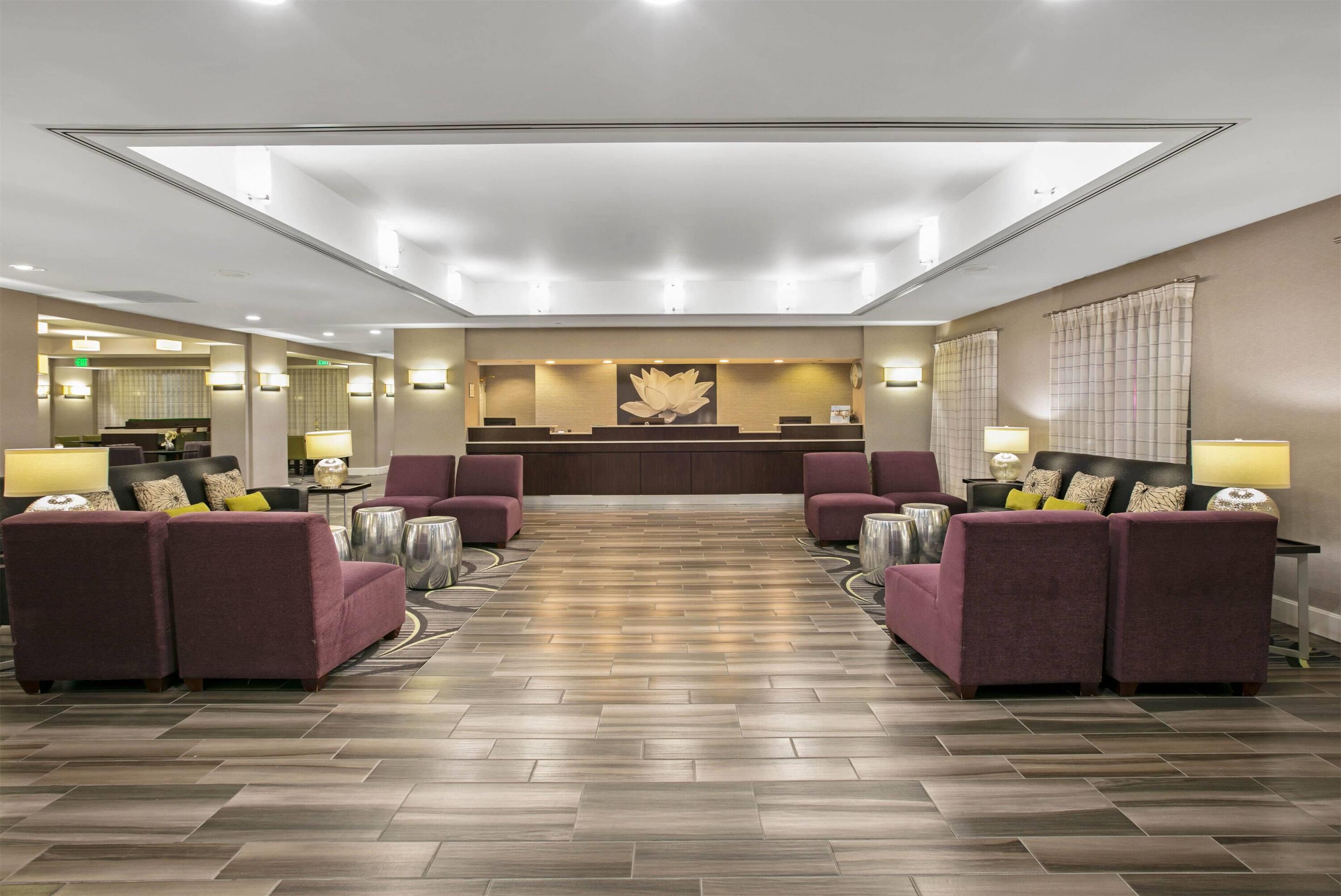Lobby | La Quinta by Wyndham DFW Airport South / Irving
