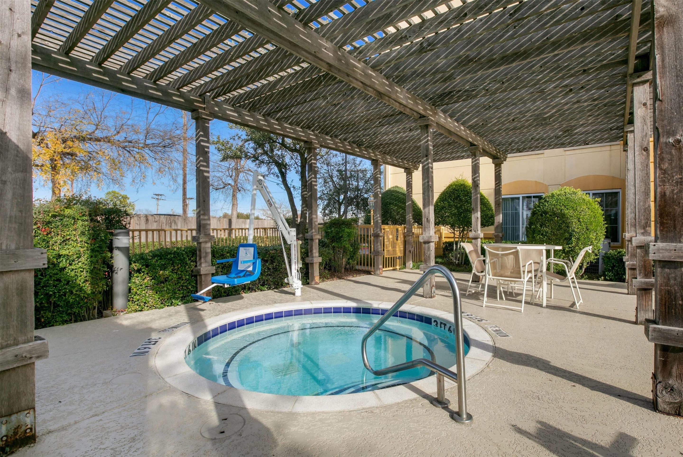 Pool | La Quinta by Wyndham DFW Airport South / Irving