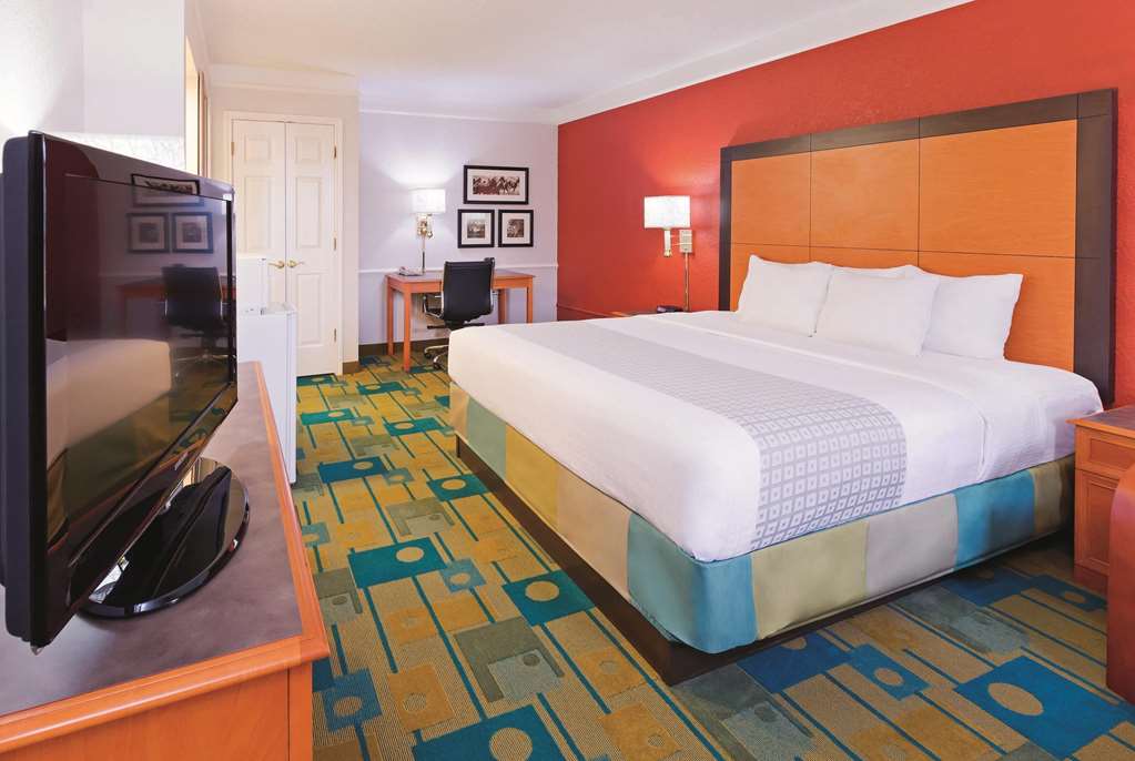 LA QUINTA INN LUBBOCK CIVIC CENTER-guestroom-Guest Room,On-Site.jpg