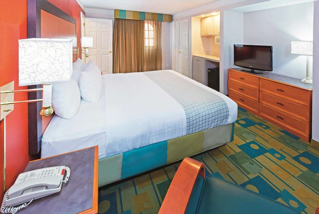 LA QUINTA INN LUBBOCK CIVIC CENTER-guestroom-Guest Room,Suite,On-Site.jpg