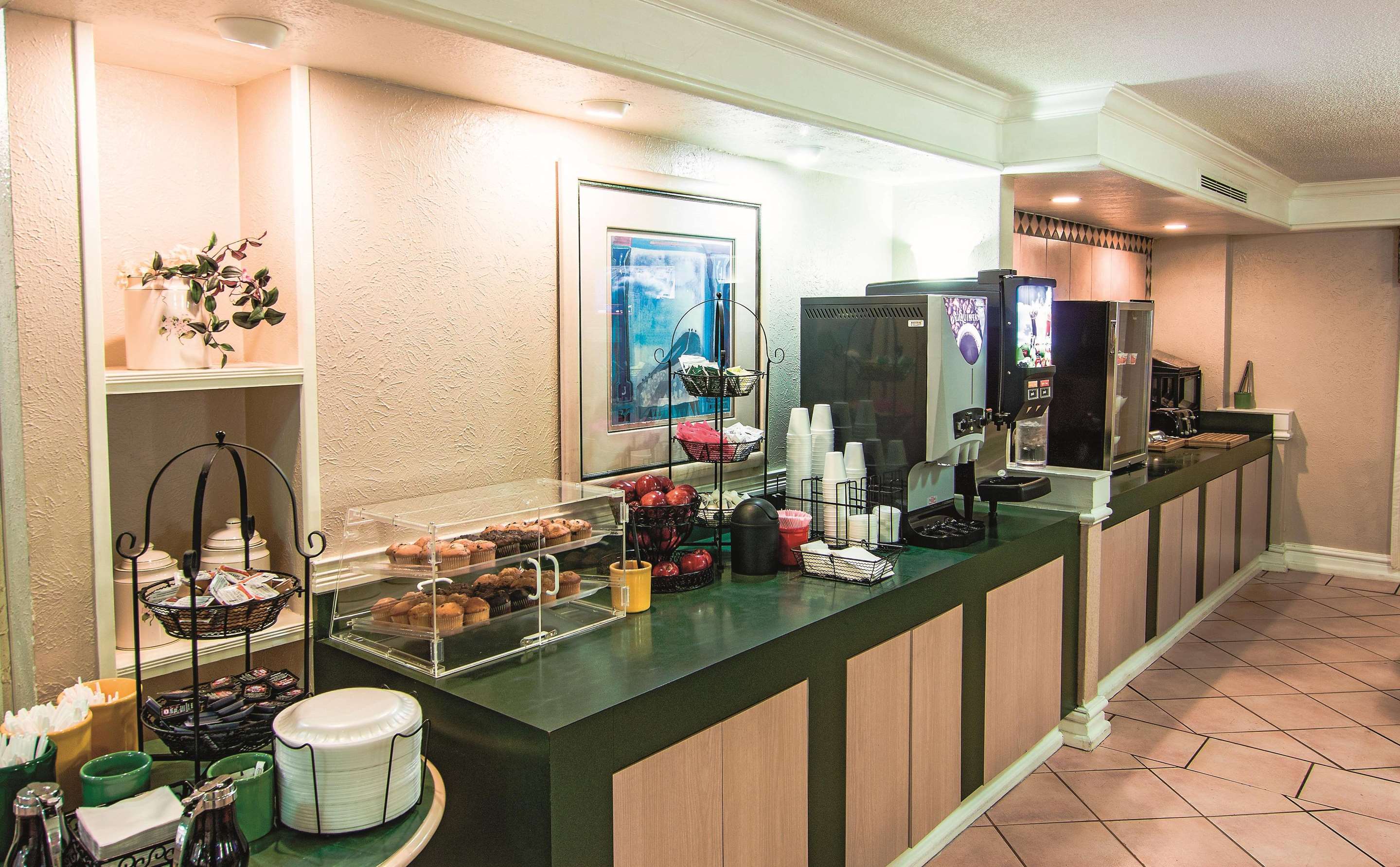 Guest room amenity | La Quinta Inn by Wyndham Indianapolis Airport Lynhurst