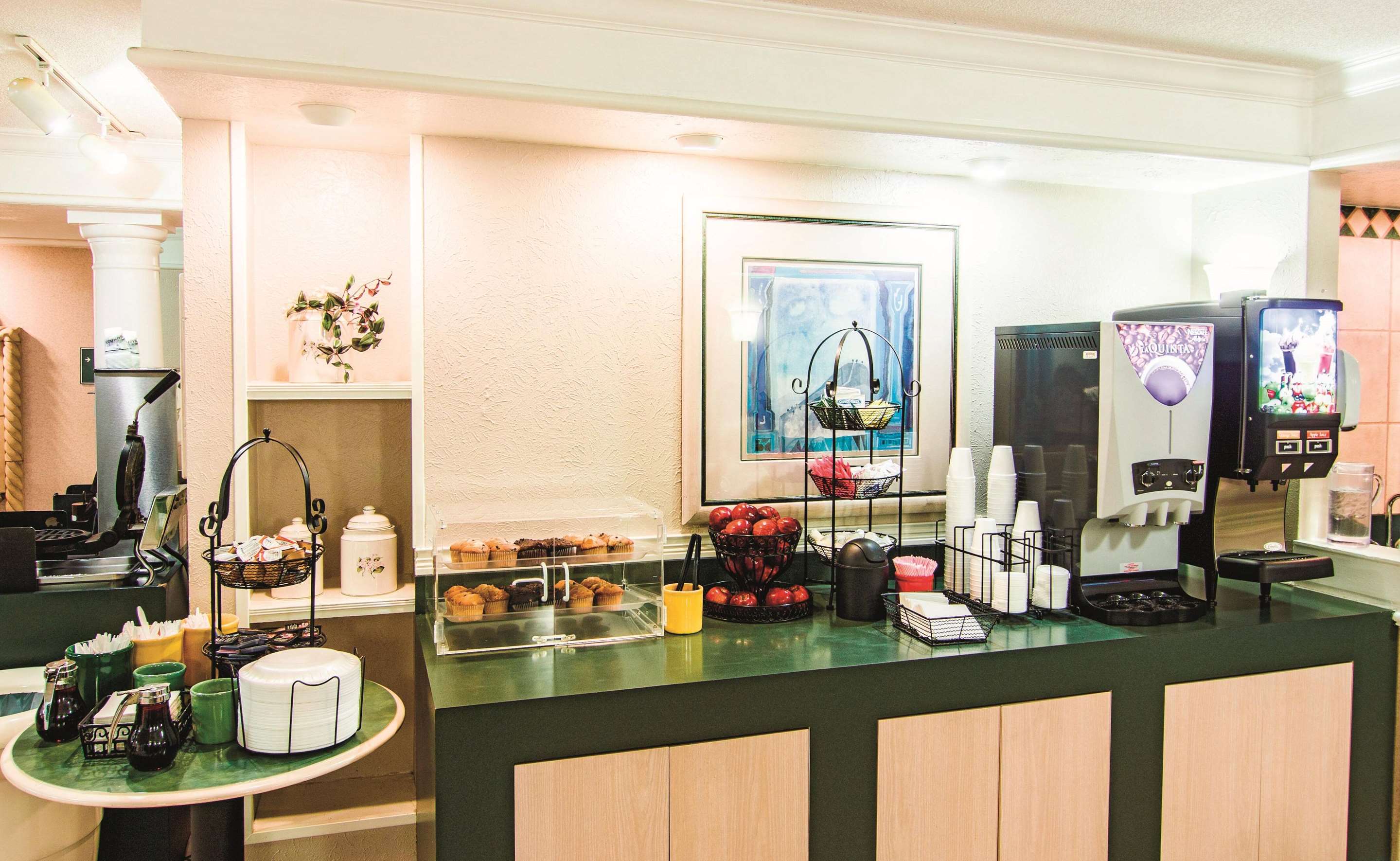 Guest room amenity | La Quinta Inn by Wyndham Indianapolis Airport Lynhurst