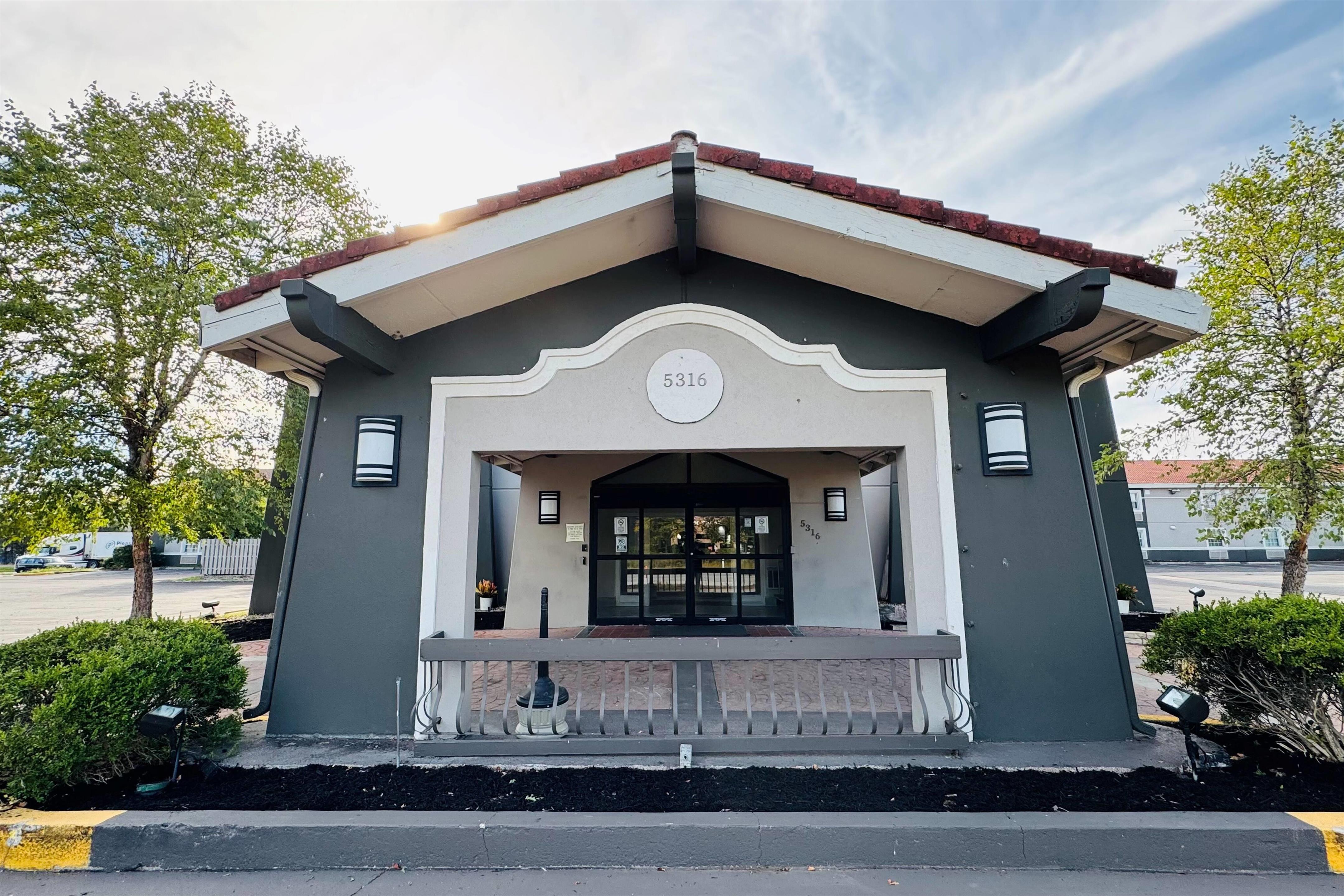Exterior | La Quinta Inn by Wyndham Indianapolis Airport Lynhurst