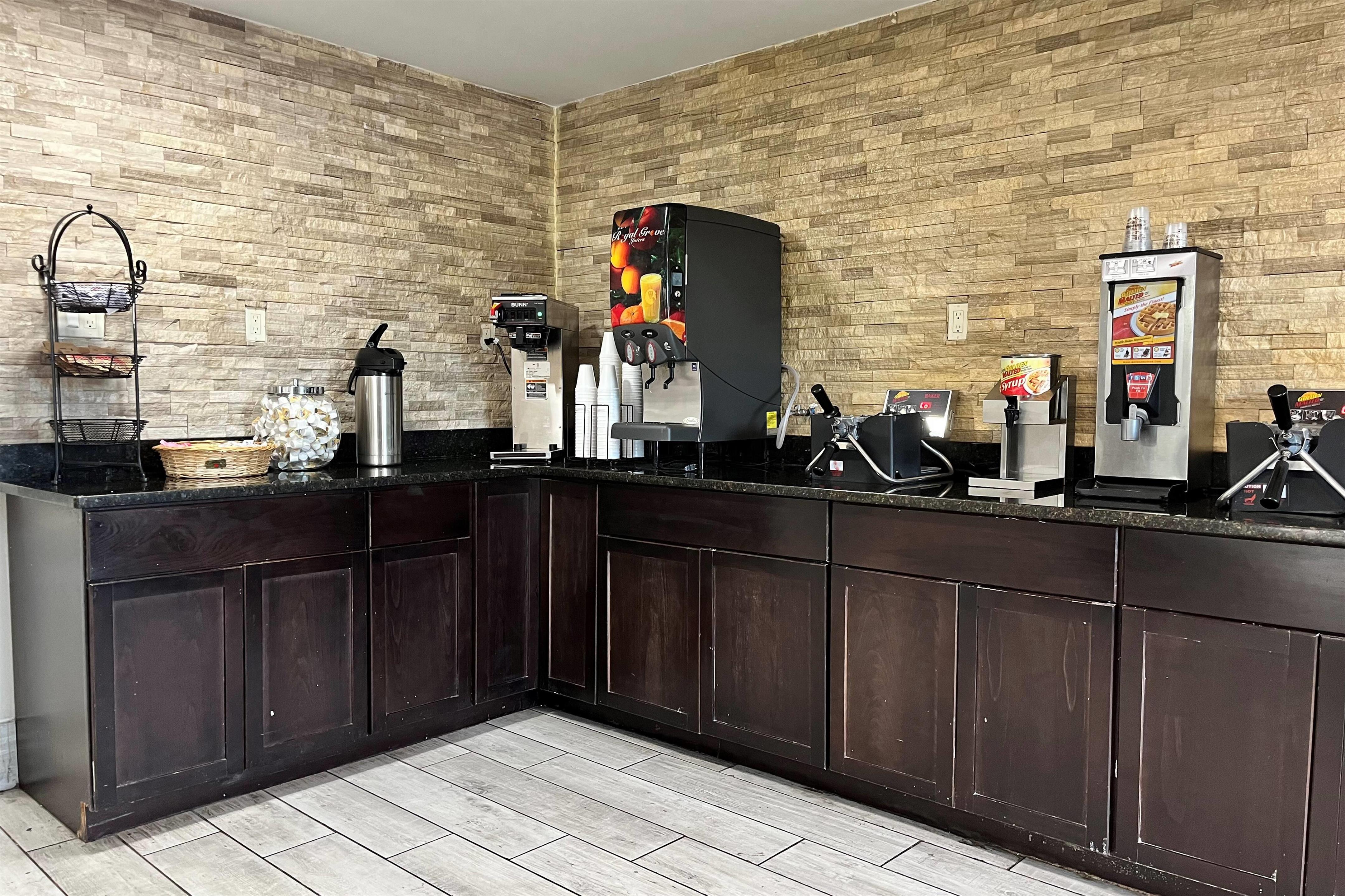 Breakfast Area | La Quinta Inn by Wyndham Indianapolis Airport Lynhurst