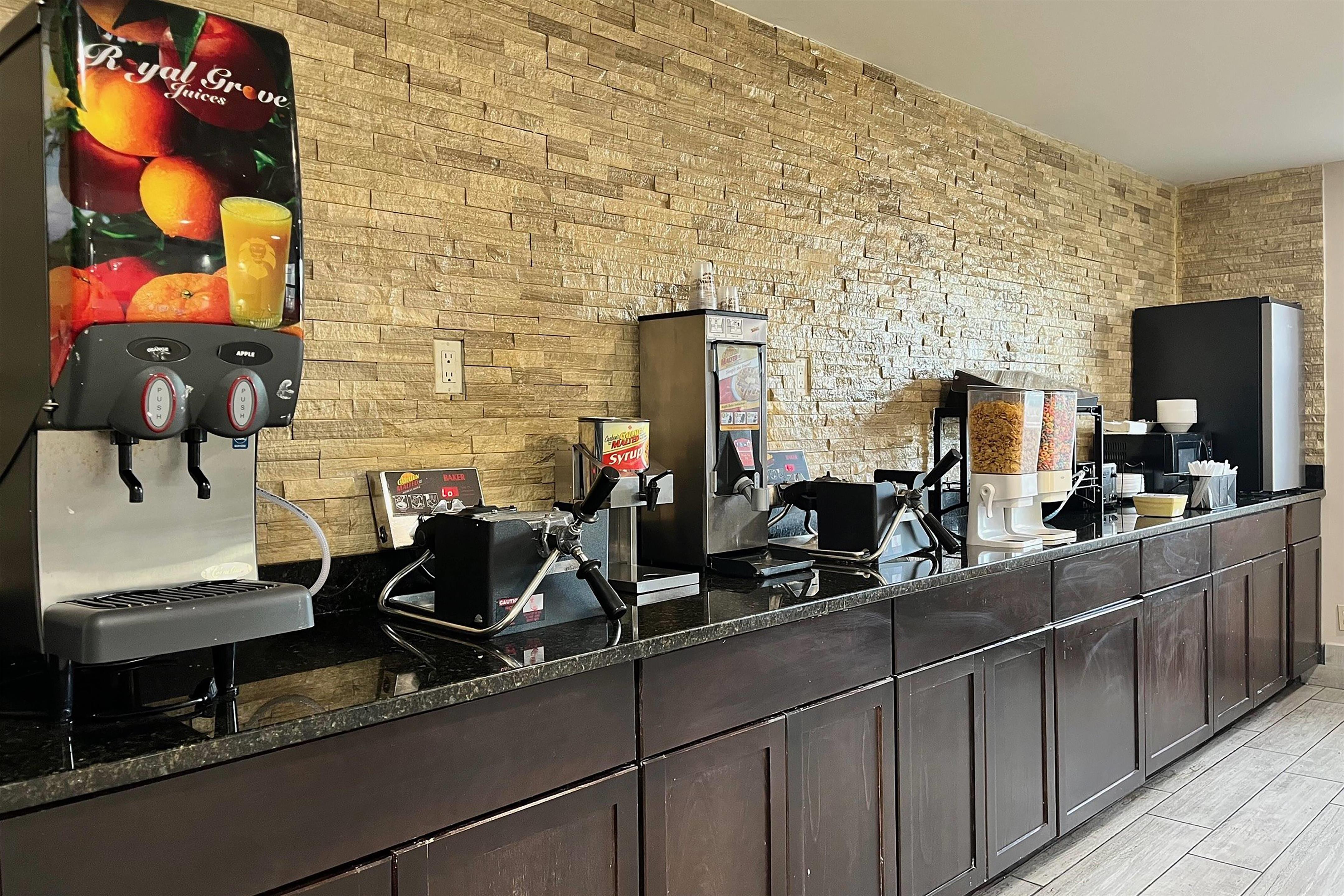 Breakfast Area | La Quinta Inn by Wyndham Indianapolis Airport Lynhurst