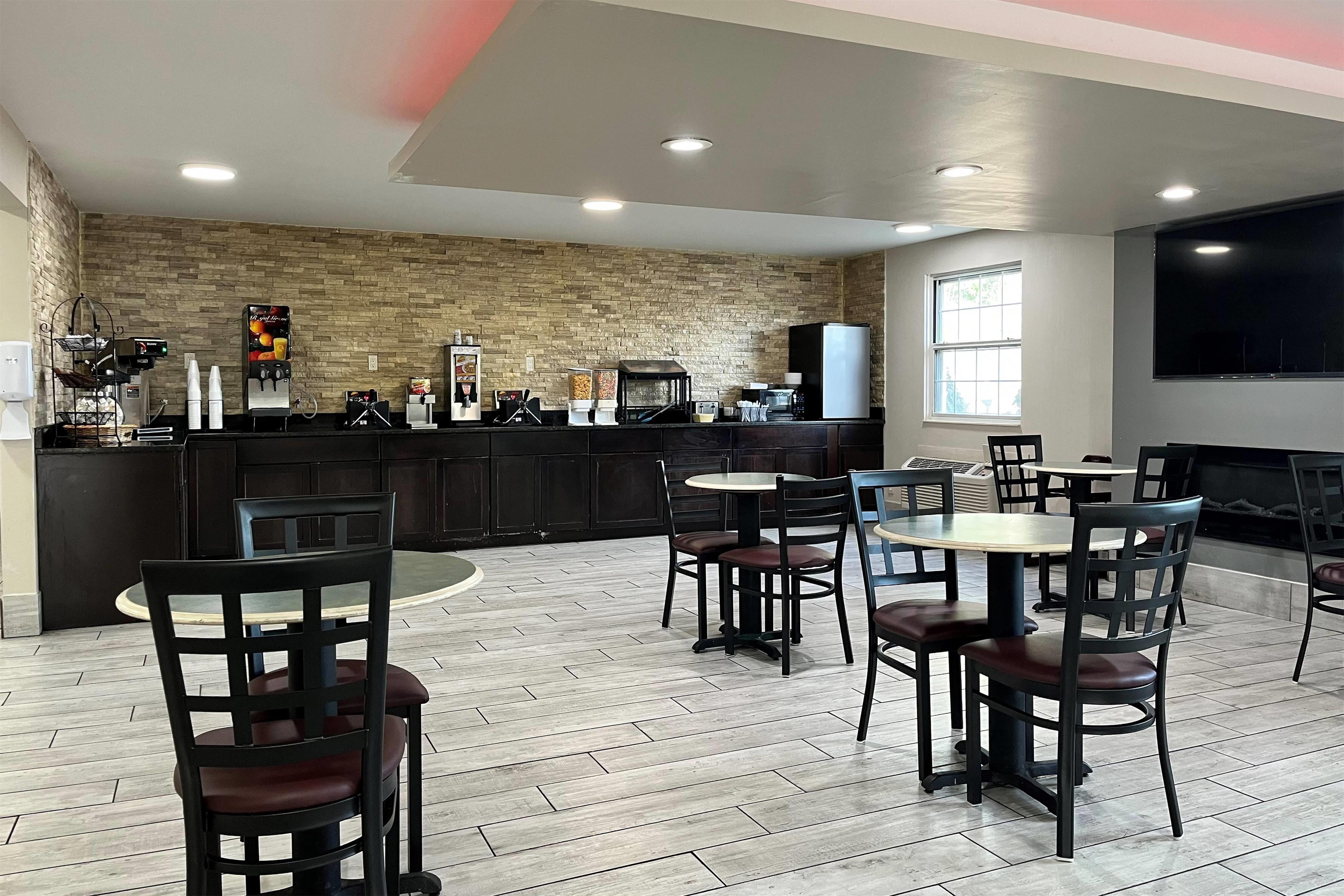 Breakfast Area | La Quinta Inn by Wyndham Indianapolis Airport Lynhurst