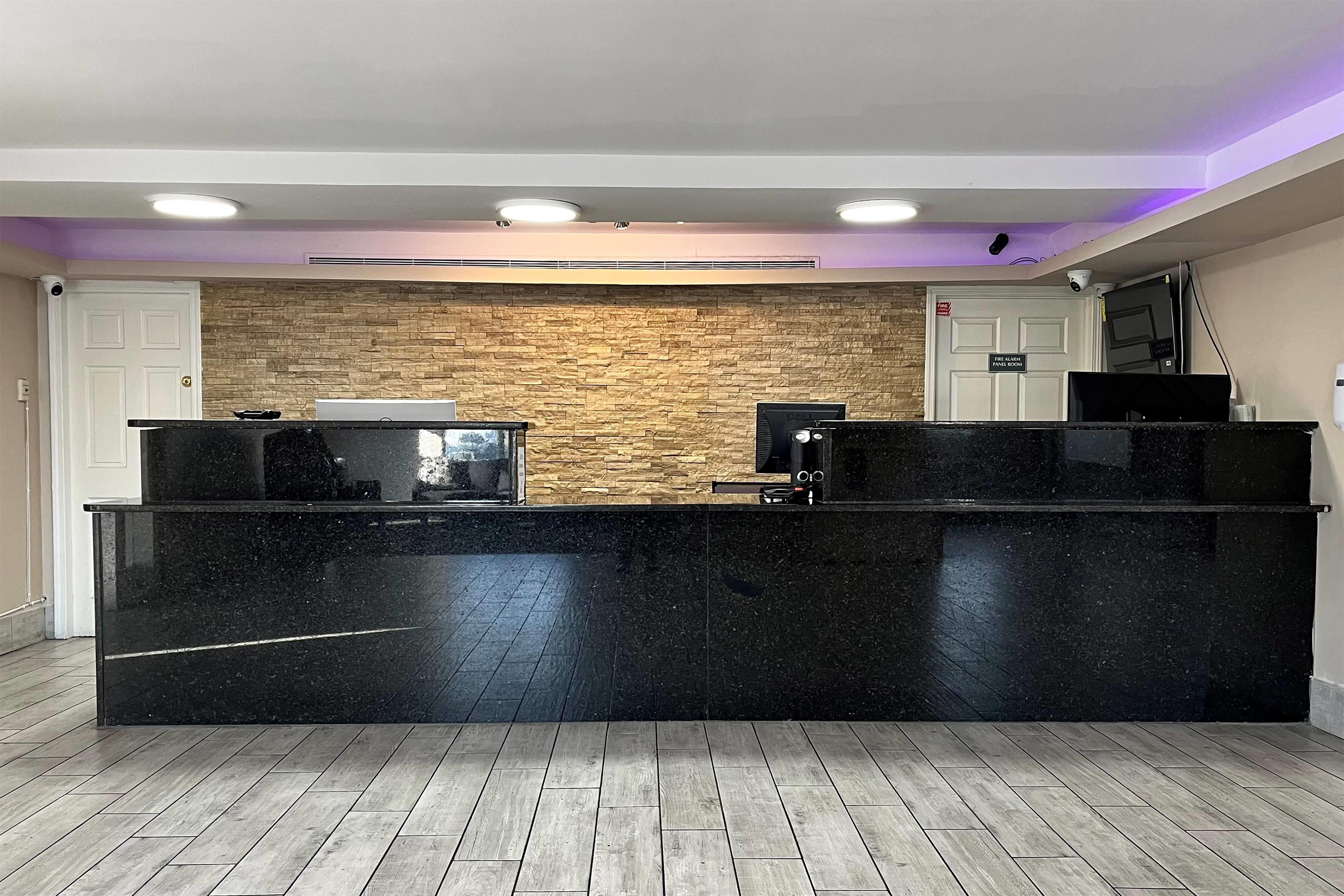Lobby | La Quinta Inn by Wyndham Indianapolis Airport Lynhurst