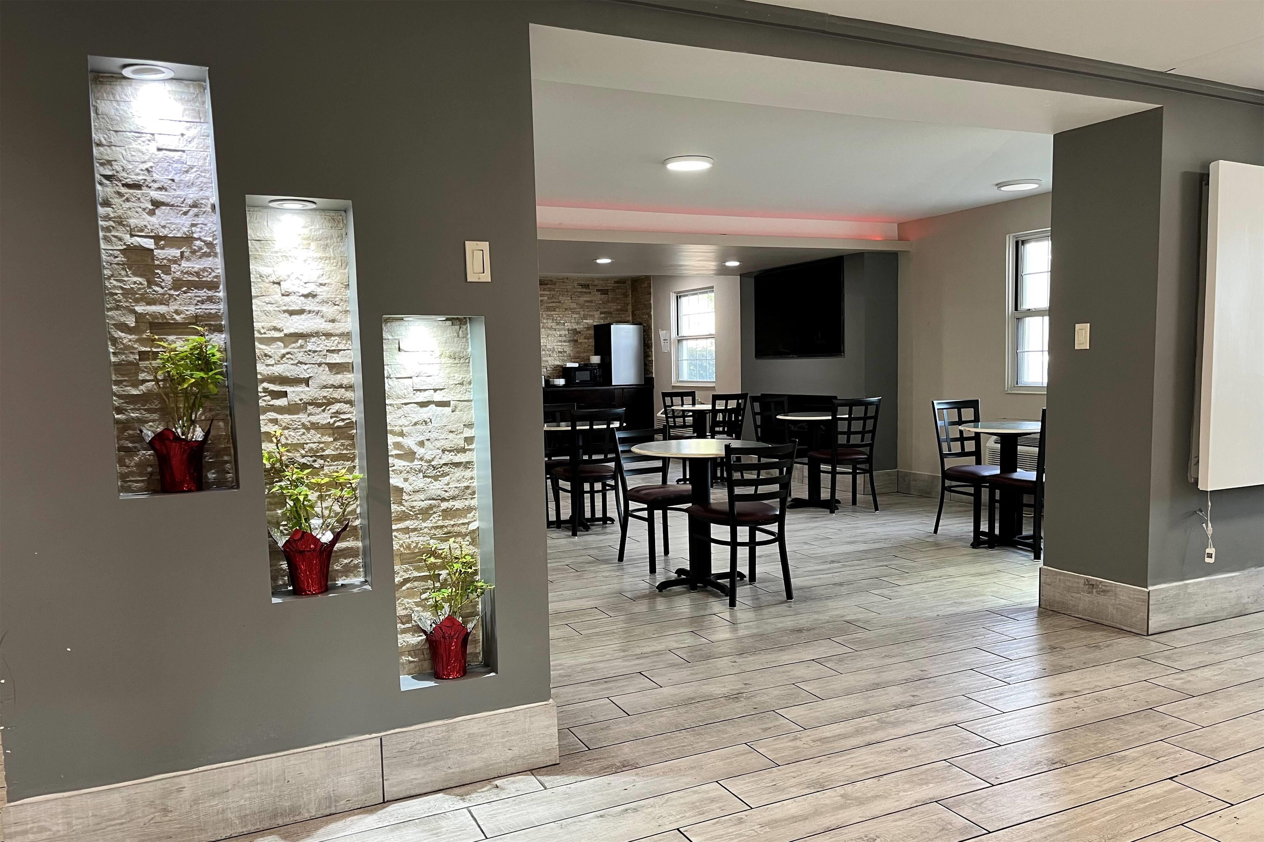 Breakfast Area | La Quinta Inn by Wyndham Indianapolis Airport Lynhurst