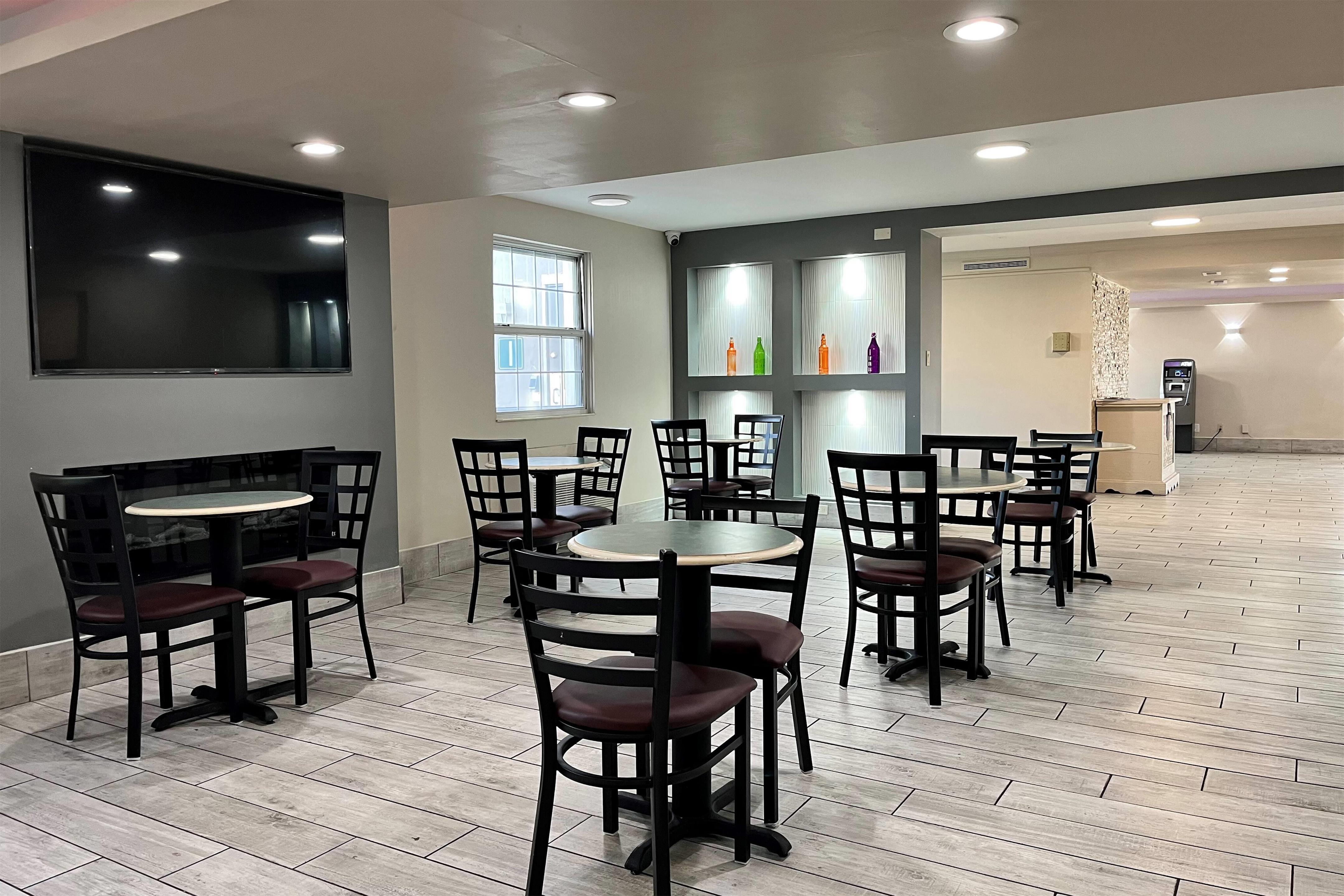 Breakfast Area | La Quinta Inn by Wyndham Indianapolis Airport Lynhurst