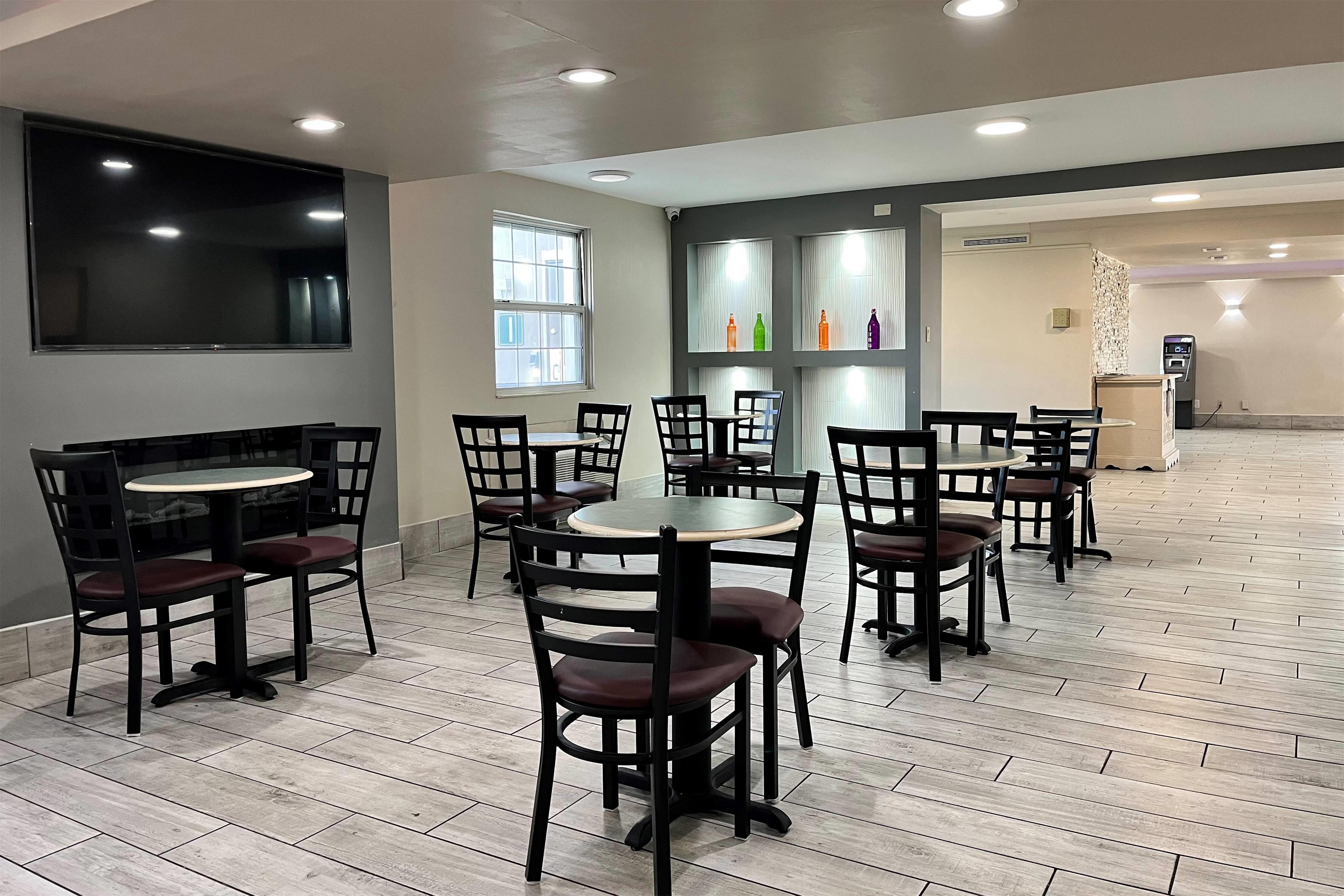 Breakfast Area | La Quinta Inn by Wyndham Indianapolis Airport Lynhurst