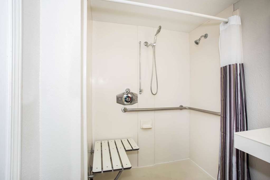 LA QUINTA INN TALLAHASSEE N-guestroom-Guest Room,Bathroom,On-Site.jpg