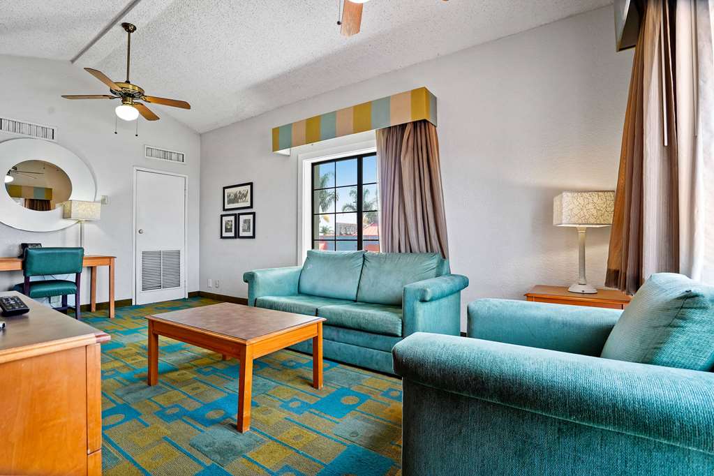 LA QUINTA INN COSTA MESA ORANGE CO-guestroom-Guest Room,On-Site.jpg