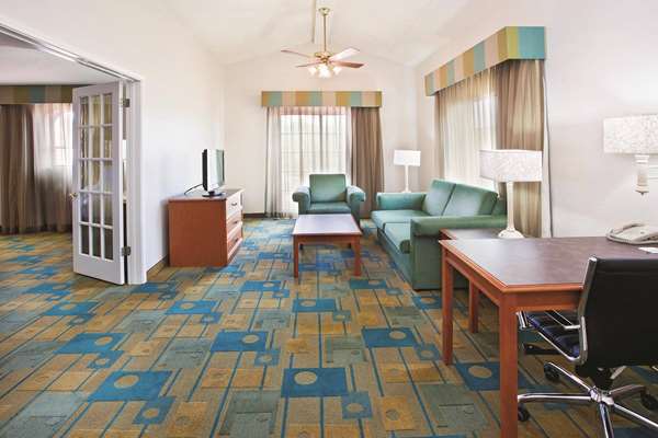Suite - Howard Johnson Hotel Northeast Columbus