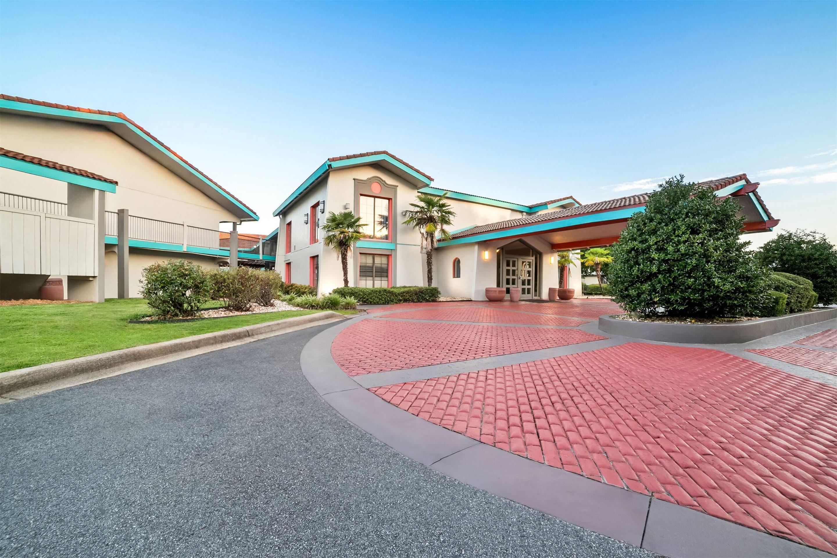 Exterior | Howard Johnson by Wyndham Columbus Fort Benning