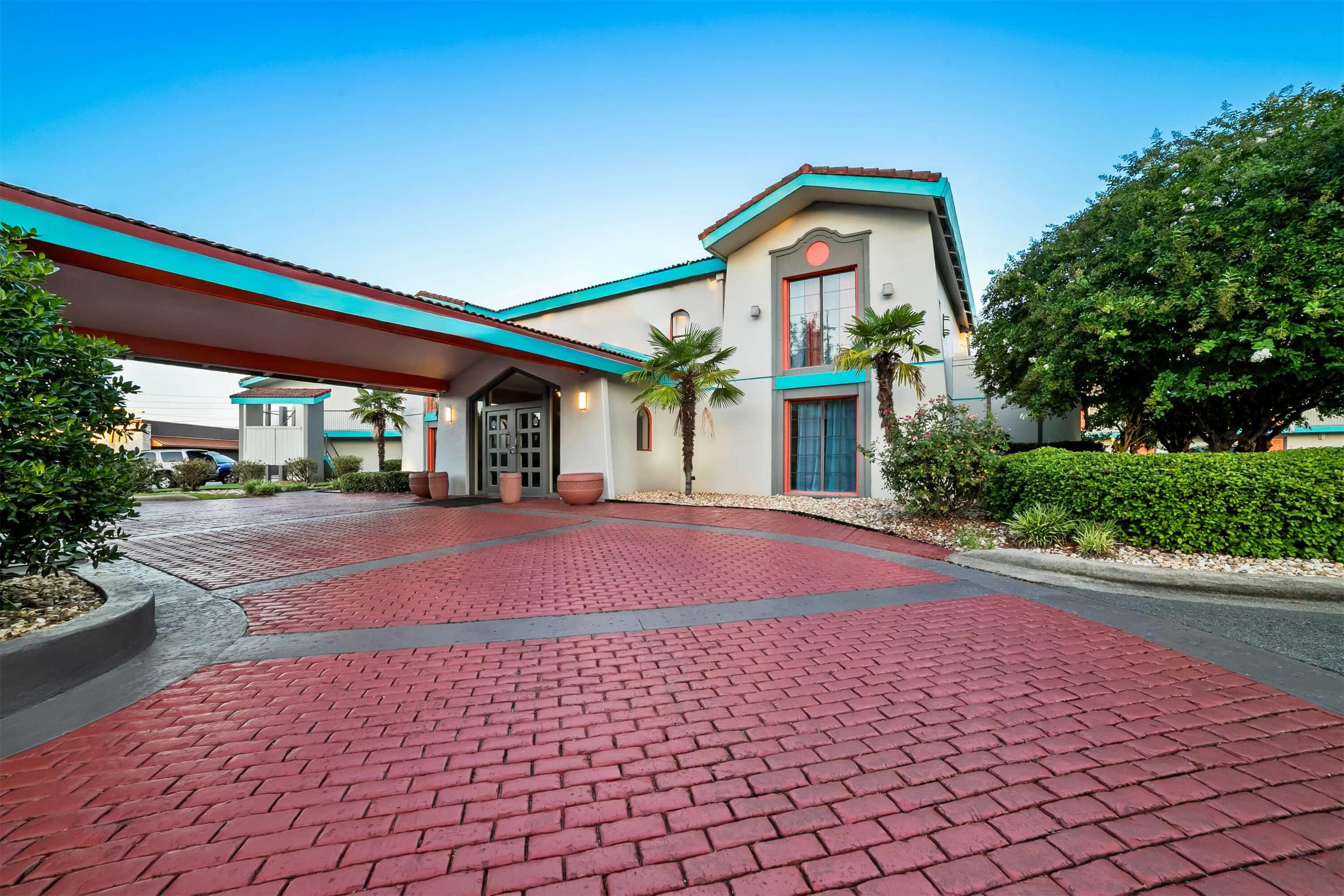 Exterior | Howard Johnson by Wyndham Columbus Fort Benning