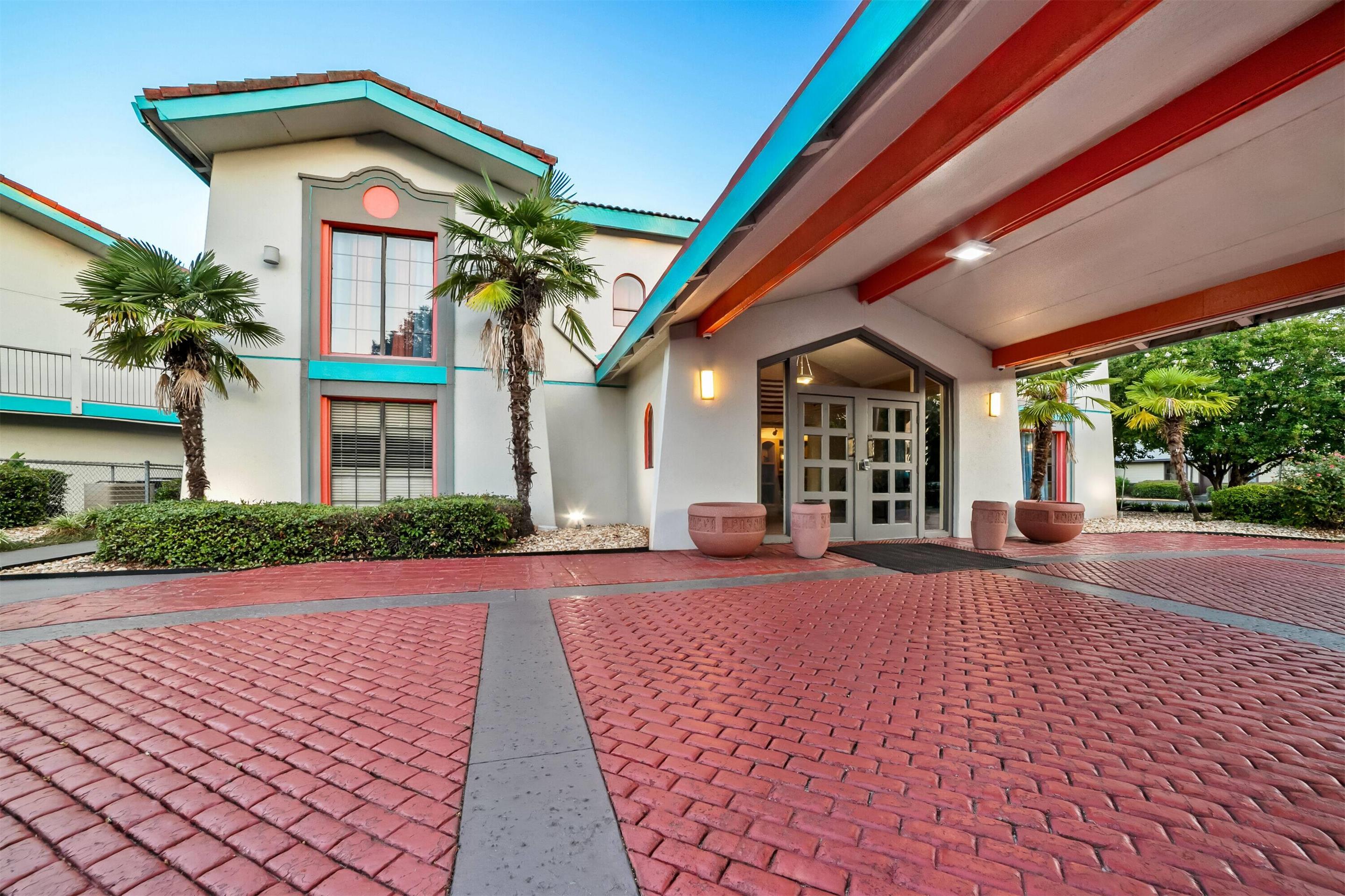 Exterior | Howard Johnson by Wyndham Columbus Fort Benning