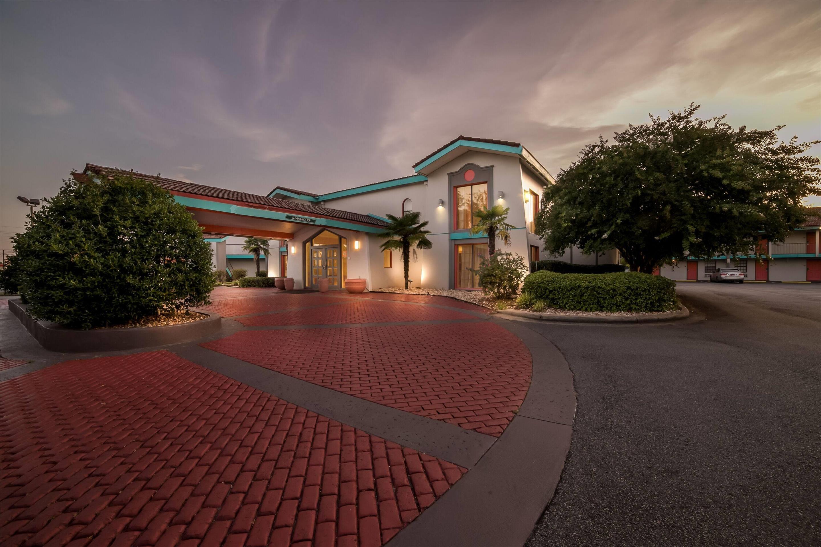 Exterior | Howard Johnson by Wyndham Columbus Fort Benning