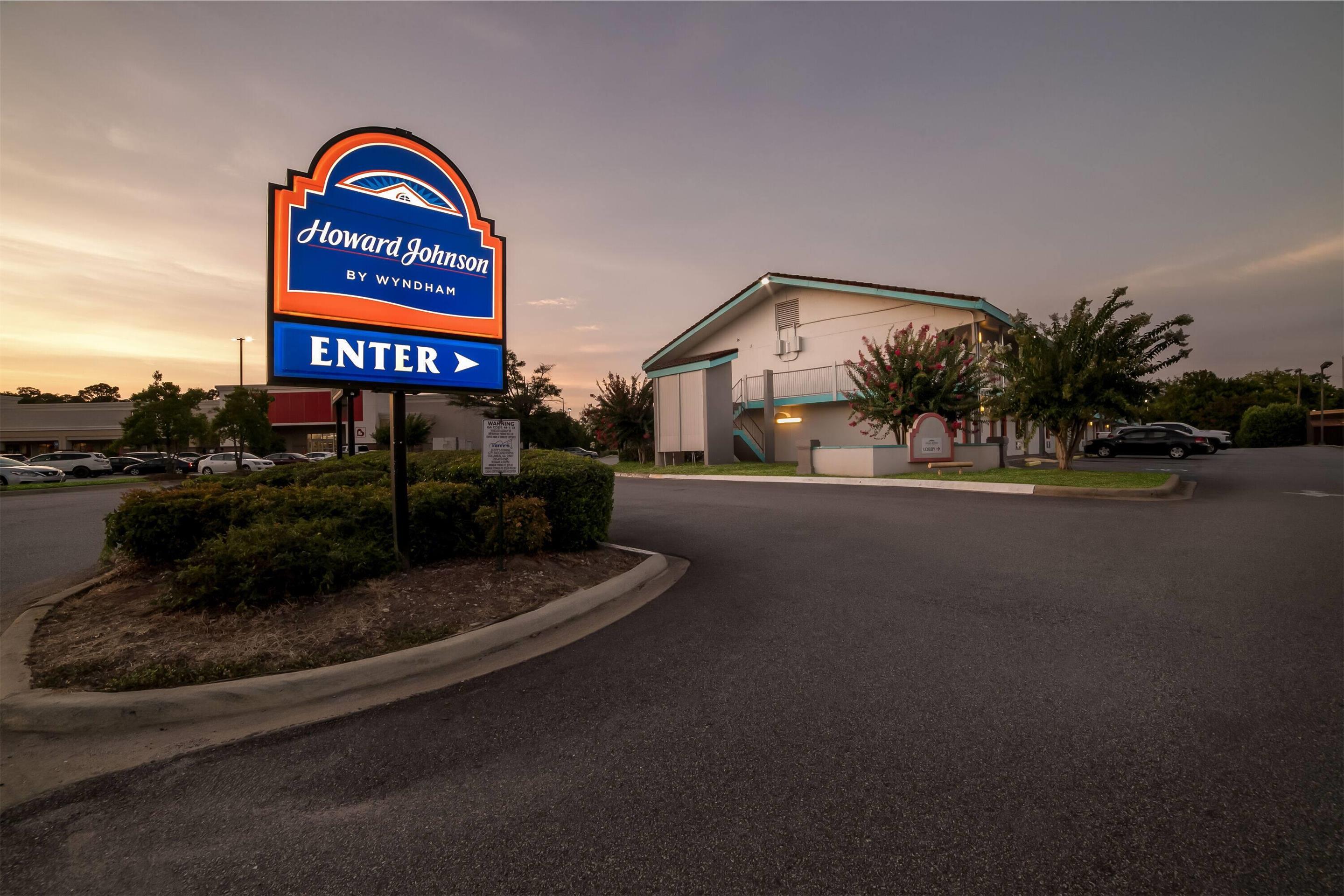Exterior | Howard Johnson by Wyndham Columbus Fort Benning