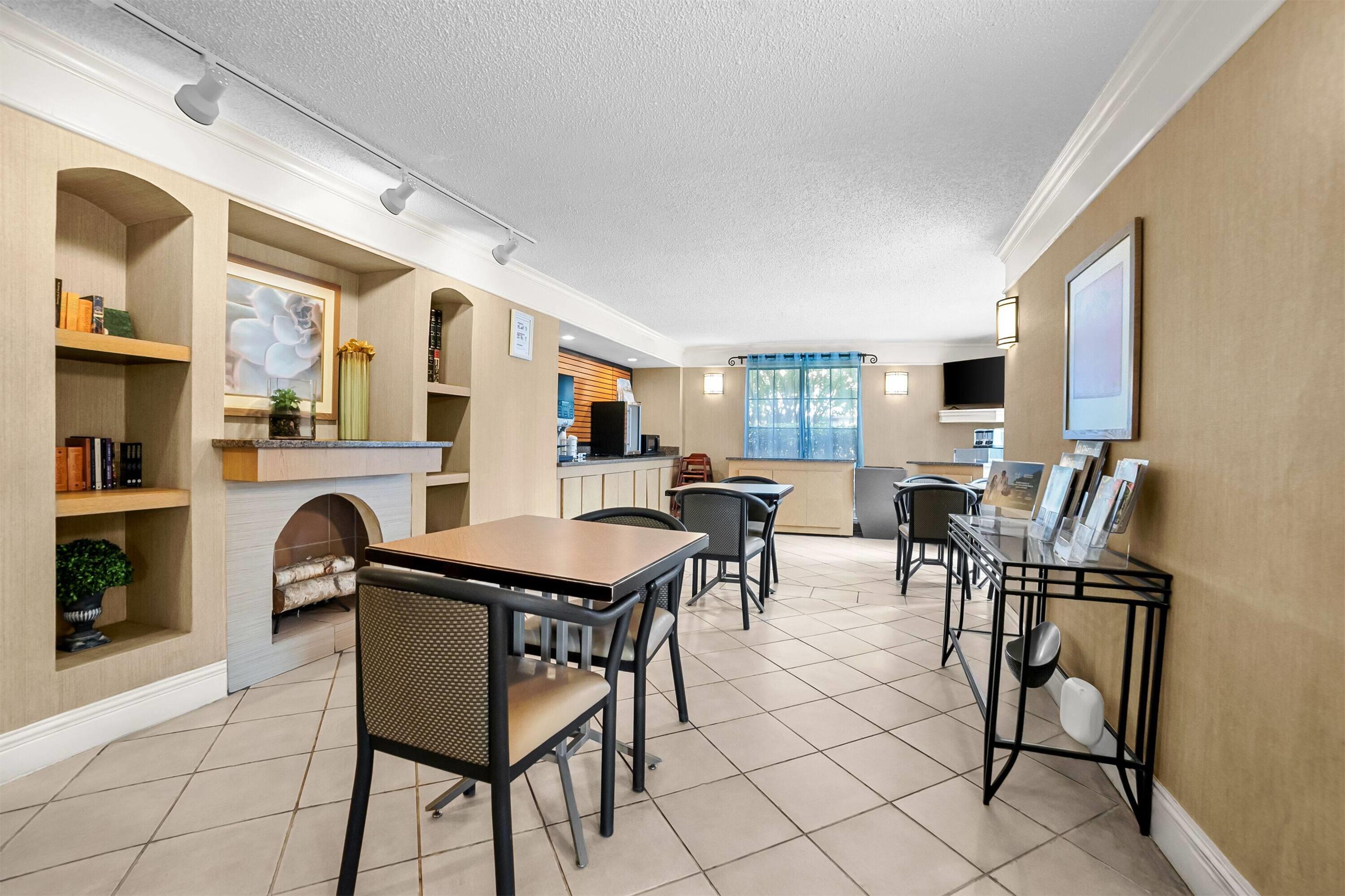 Breakfast Area | Howard Johnson by Wyndham Columbus Fort Benning