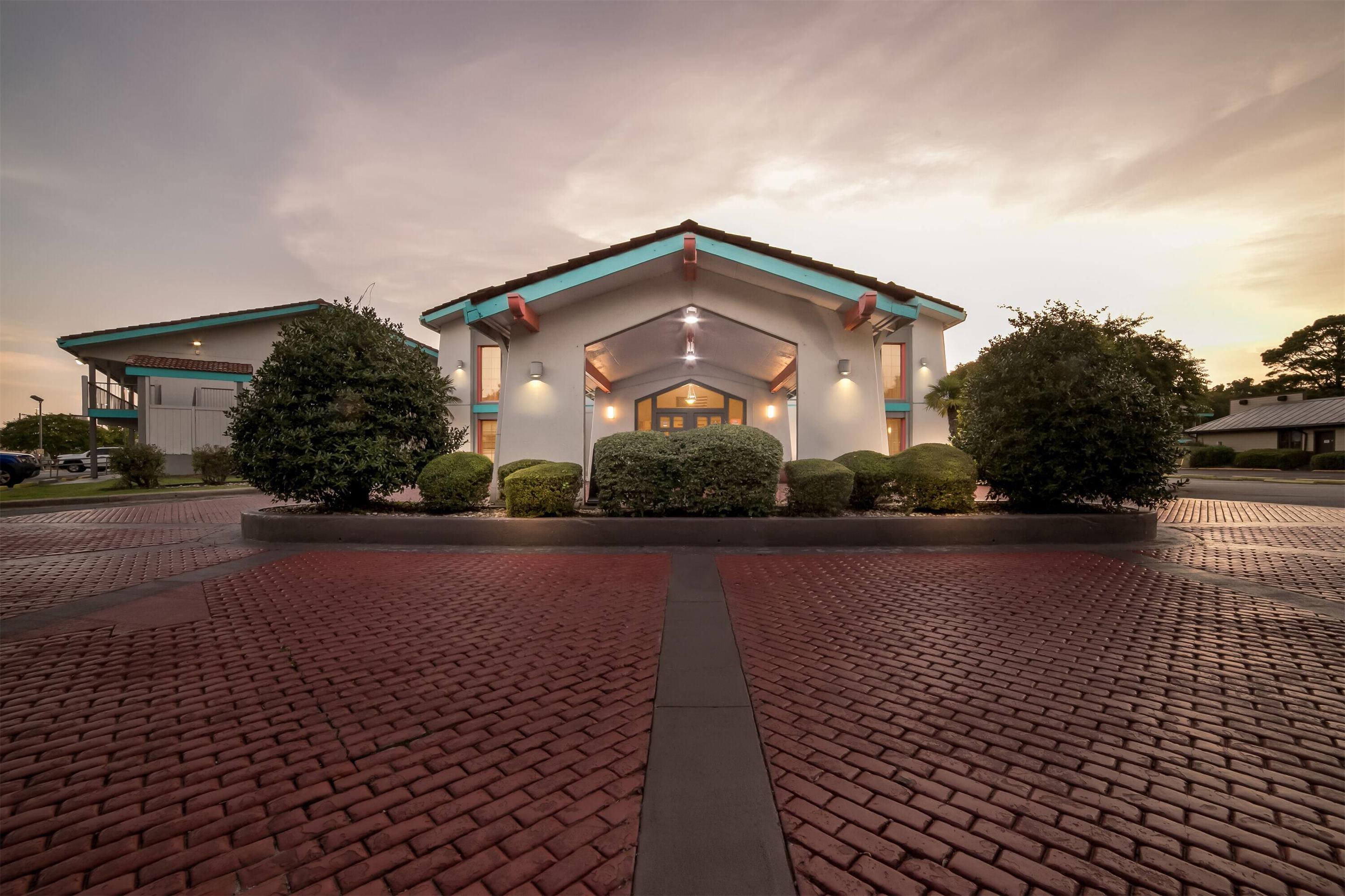 Exterior | Howard Johnson by Wyndham Columbus Fort Benning