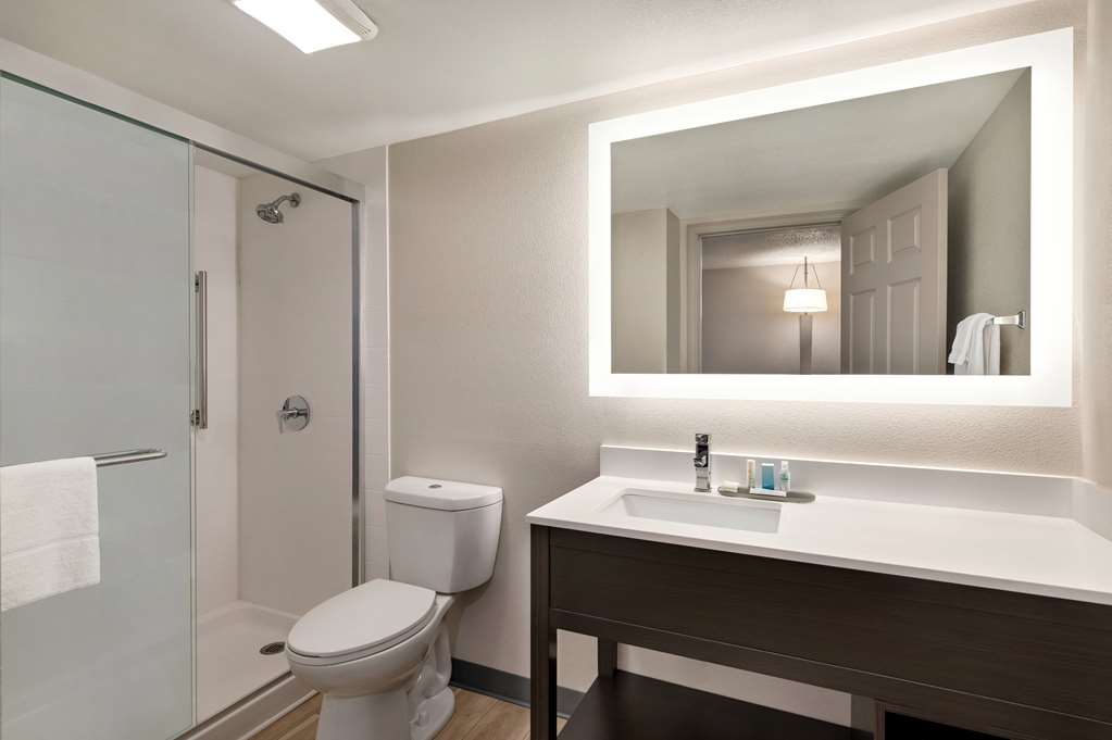 LA QUINTA INN COLUMBUS AIRPORT AREA-guestroom-Guest Room,Bathroom,On-Site.jpg
