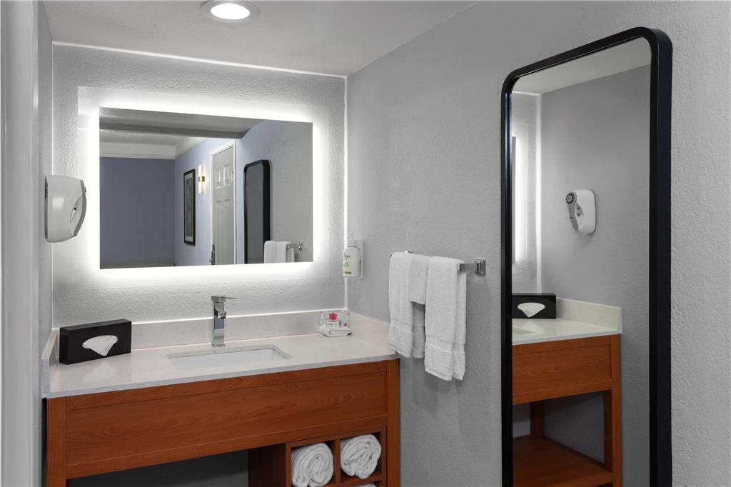 LA QUINTA INN CHAMPAIGN-guestroom-Guest Room,Bathroom,On-Site.jpg