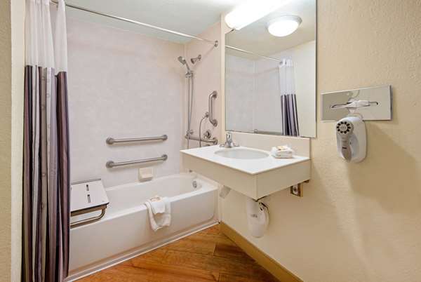  - La Quinta Inn Market Square San Antonio - I-10 & I-35, Exit 155B