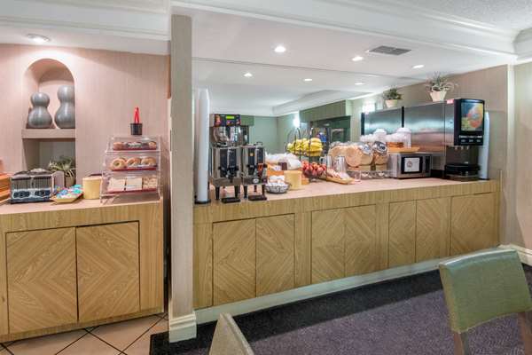  - La Quinta Inn Market Square San Antonio - I-10 & I-35, Exit 155B