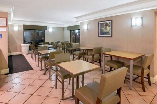  - La Quinta Inn Market Square San Antonio - I-10 & I-35, Exit 155B