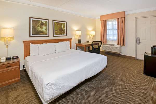  - La Quinta Inn Market Square San Antonio - I-10 & I-35, Exit 155B