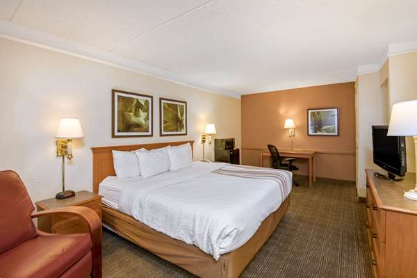  - La Quinta Inn Market Square San Antonio - I-10 & I-35, Exit 155B