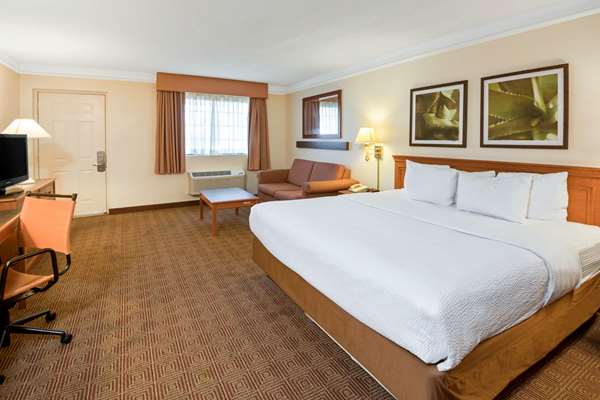 Suite - La Quinta Inn Market Square San Antonio - I-10 & I-35, Exit 155B