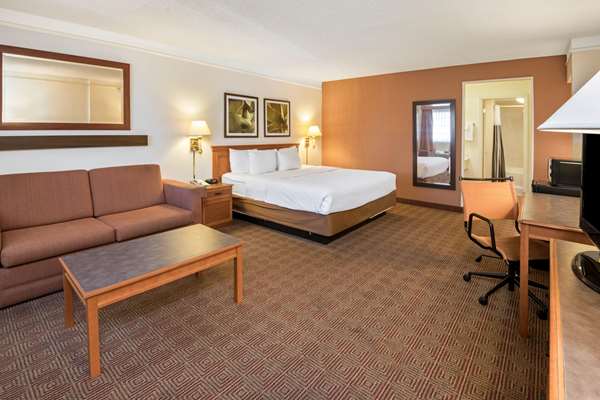 Suite - La Quinta Inn Market Square San Antonio - I-10 & I-35, Exit 155B