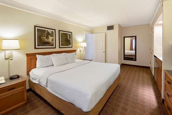 Suite - La Quinta Inn Market Square San Antonio - I-10 & I-35, Exit 155B