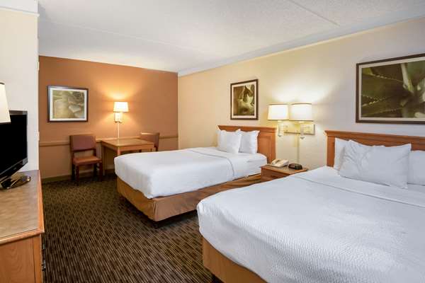  - La Quinta Inn Market Square San Antonio - I-10 & I-35, Exit 155B