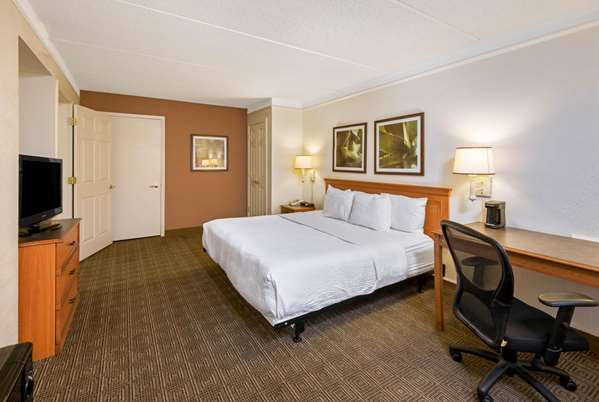  - La Quinta Inn Market Square San Antonio - I-10 & I-35, Exit 155B