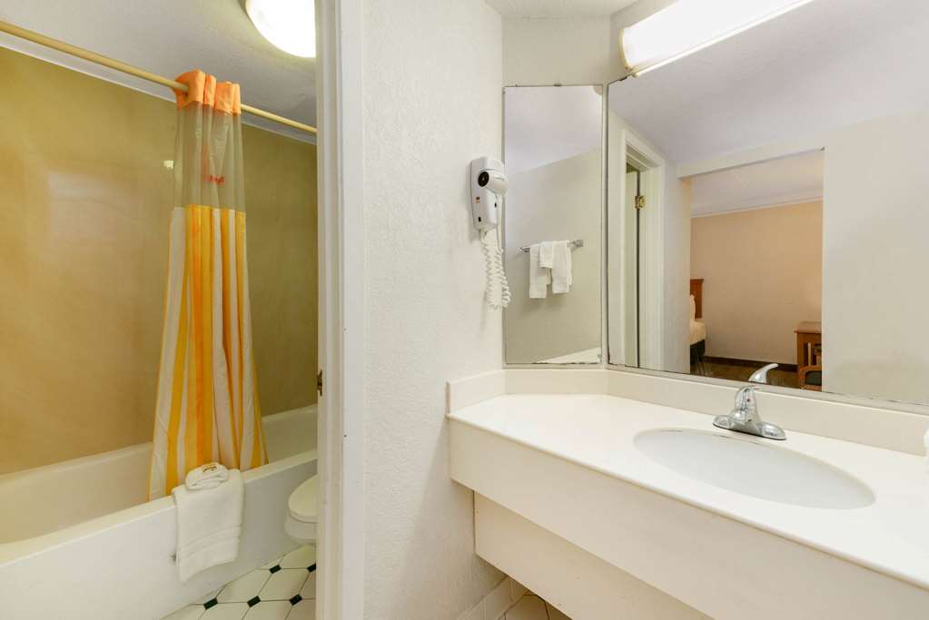 LA QUINTA INN BOSSIER CITY-guestroom-Guest Room,Bathroom,On-Site.jpg