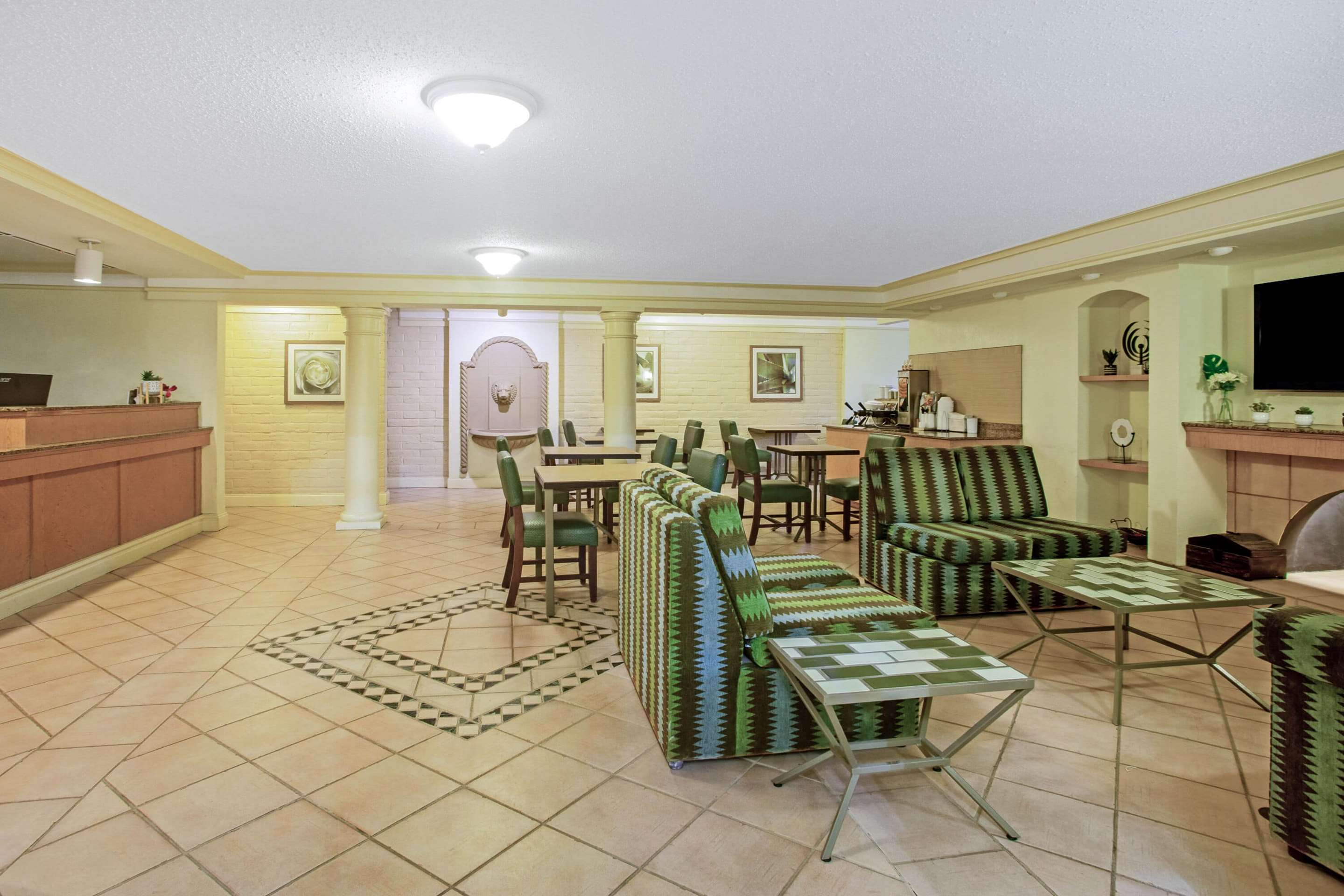 Lobby | La Quinta Inn by Wyndham Victoria