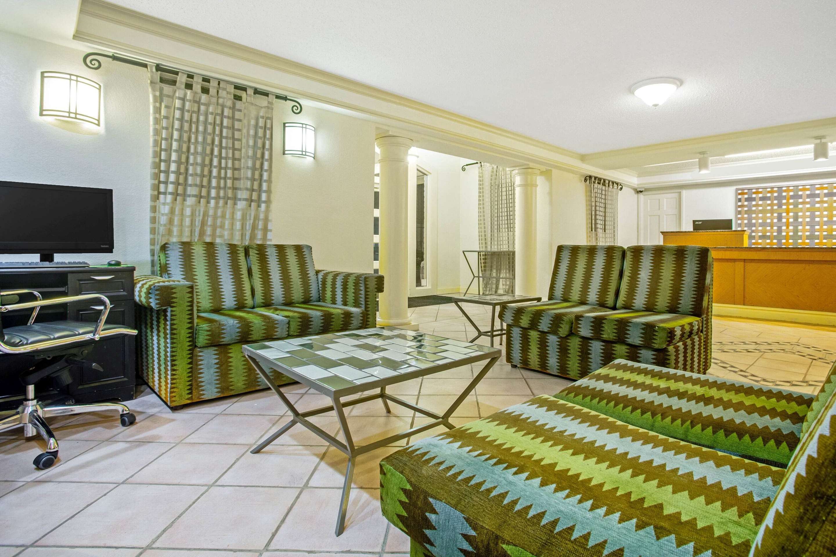 Lobby | La Quinta Inn by Wyndham Victoria