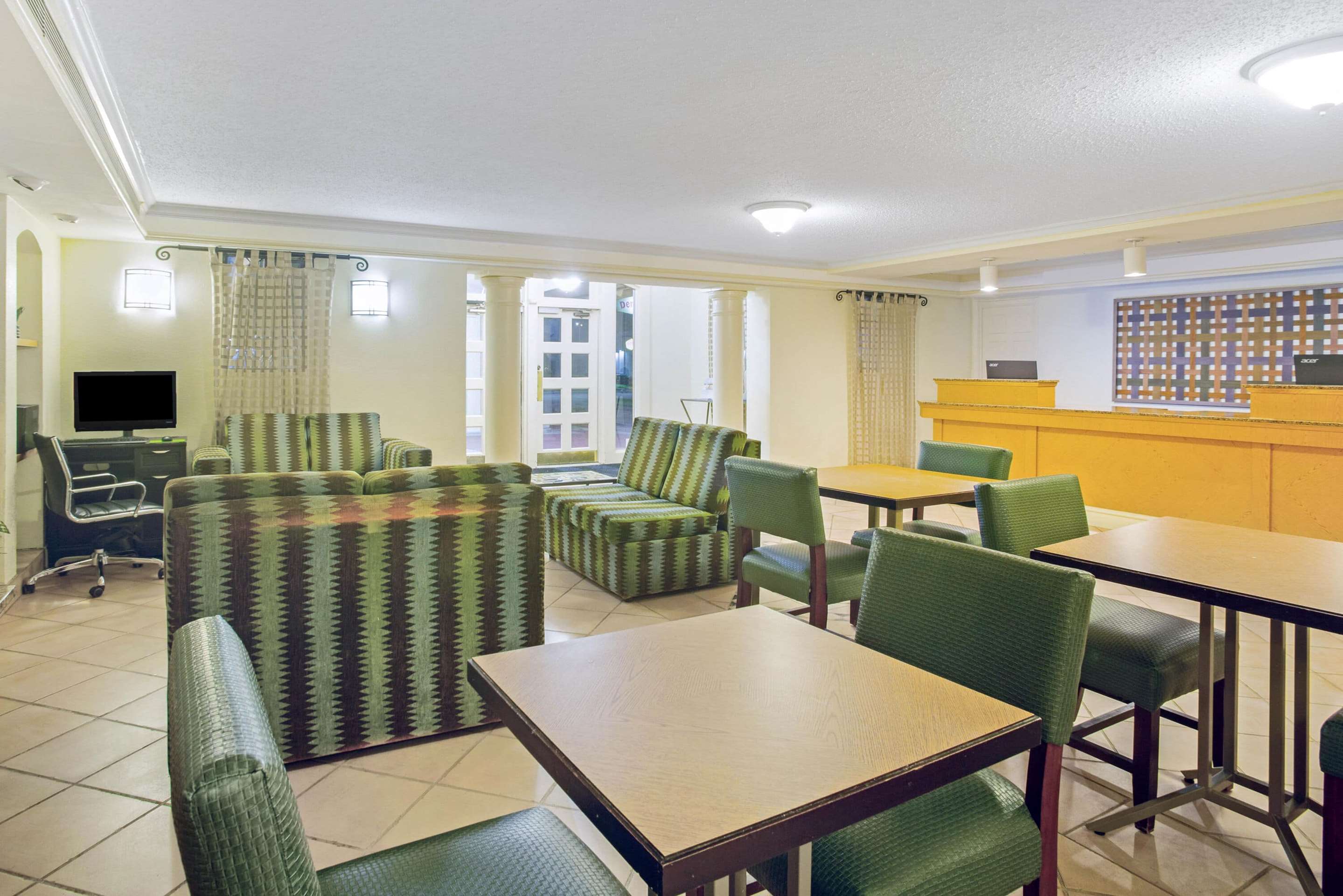 Lobby | La Quinta Inn by Wyndham Victoria