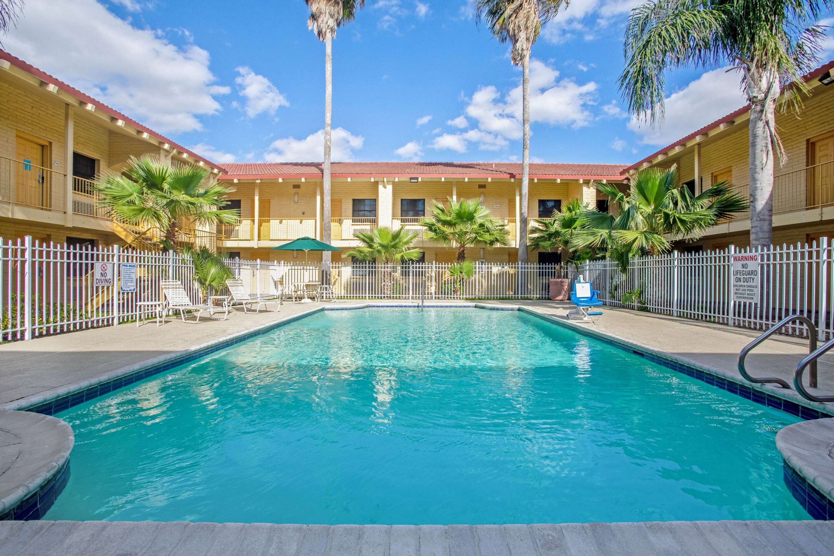 Pool | La Quinta Inn by Wyndham Victoria