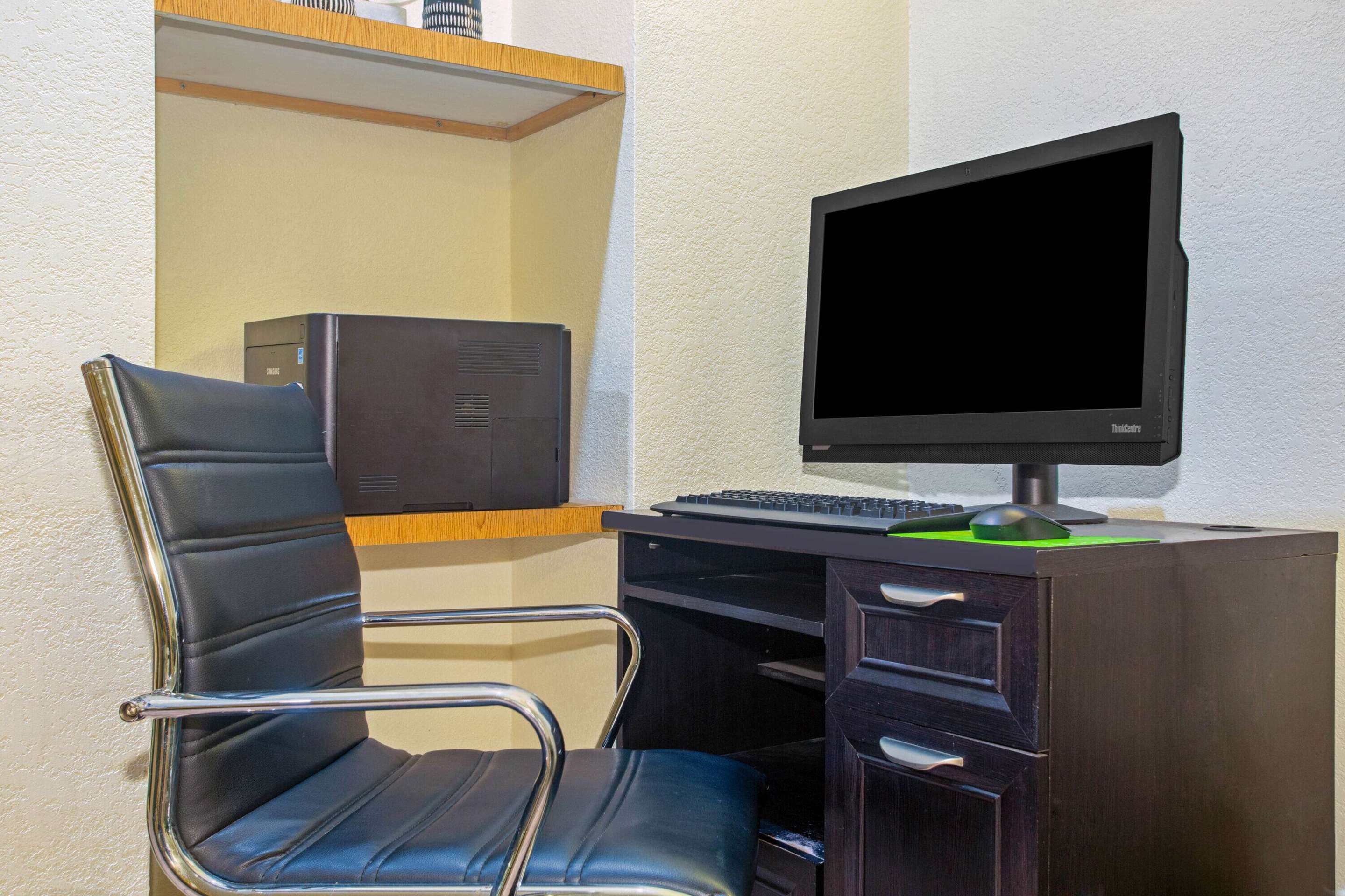 Business Center | La Quinta Inn by Wyndham Victoria