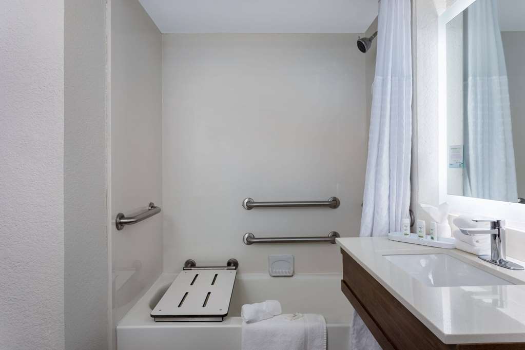 LA QUINTA INN PENSACOLA-guestroom-Guest Room,Bathroom,Accessibility,On-Site.jpg