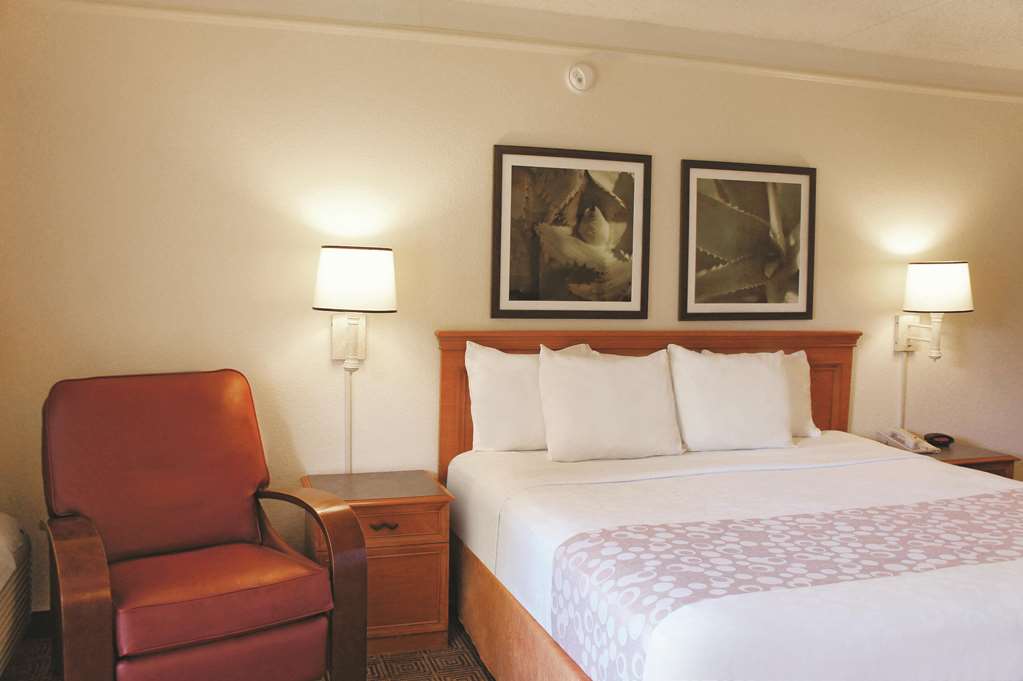 BAYMONT BY WYNDHAM HOUSTON LA PORTE-guestroom-Guest Room,On-Site.jpg