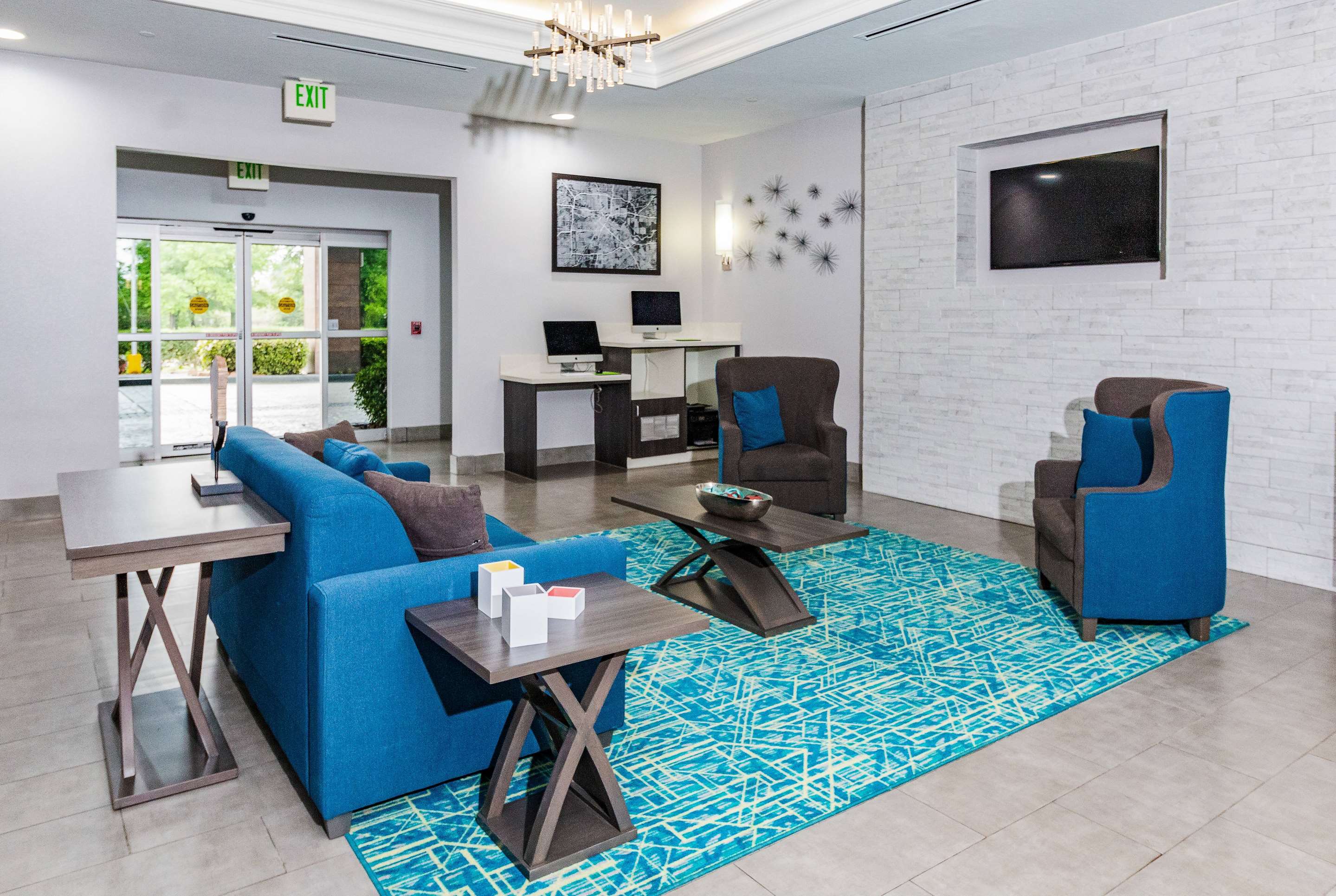 Lobby | La Quinta by Wyndham Tomball