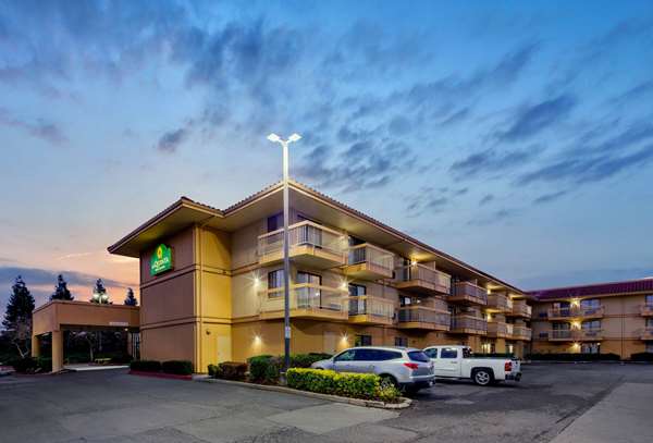Exterior view - La Quinta Inn & Suites Hayward