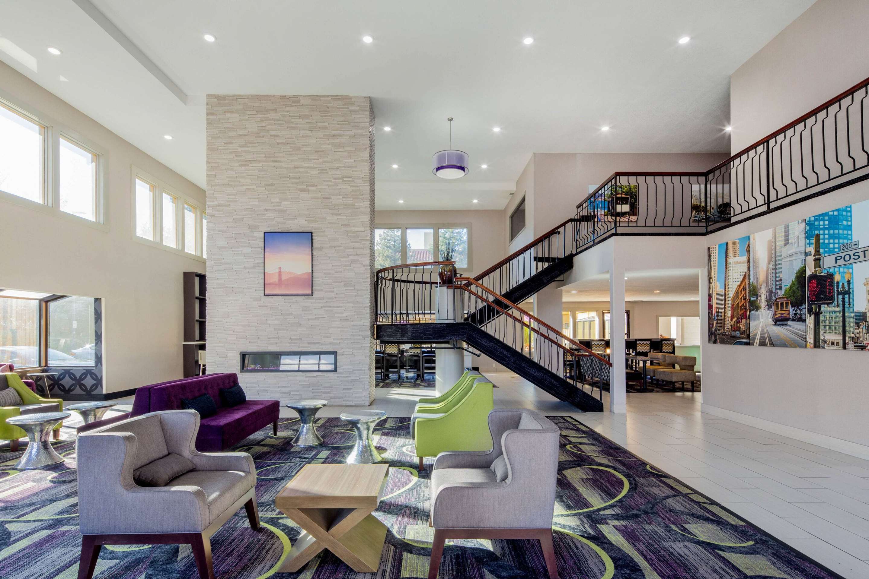 Lobby | La Quinta Inn & Suites by Wyndham Oakland - Hayward