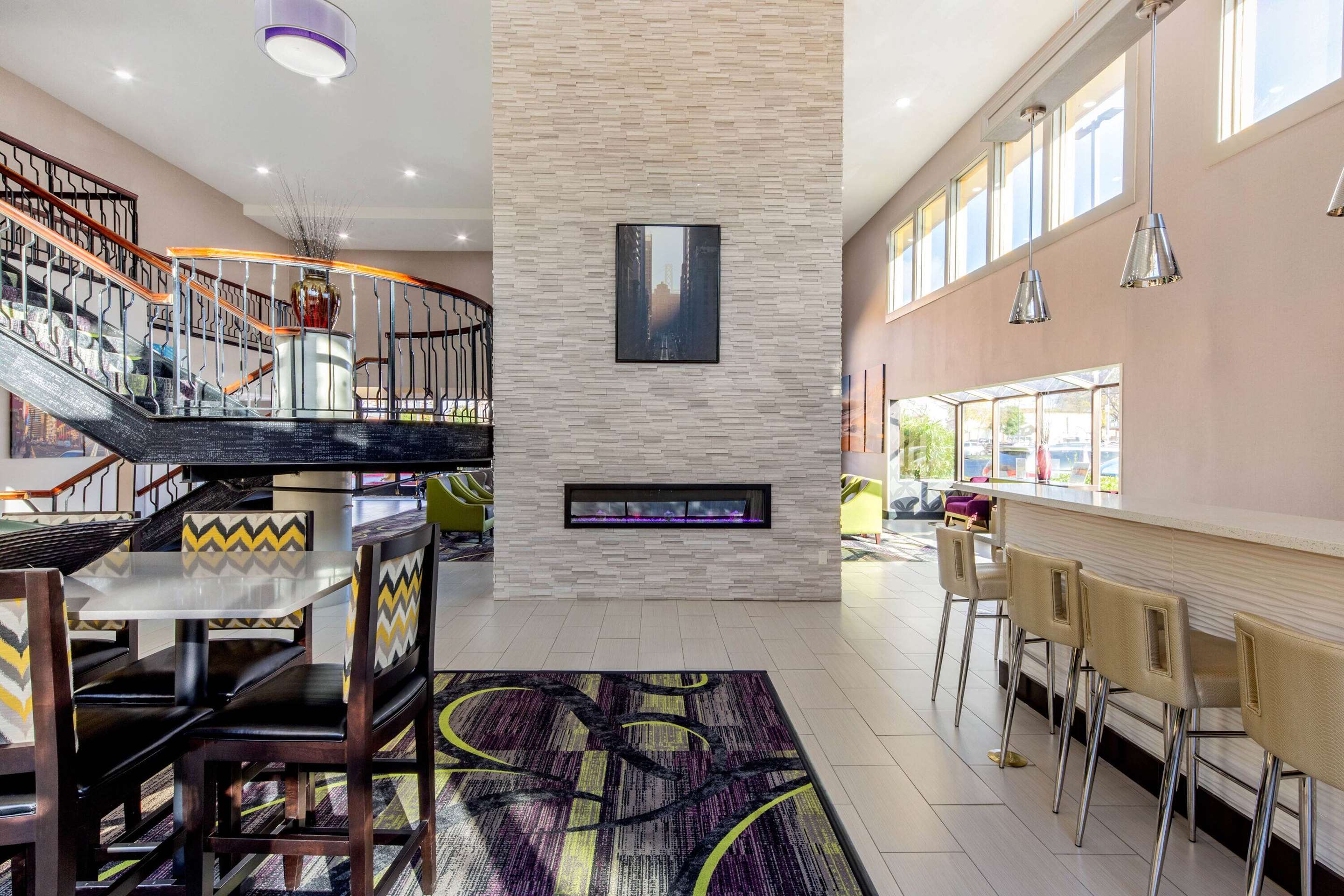 BarLounge | La Quinta Inn & Suites by Wyndham Oakland - Hayward