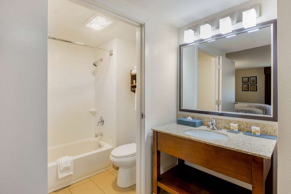 LA QUINTA INN STE OAKLAND HAYWARD-guestroom-Guest Room,Bathroom,On-Site.jpg